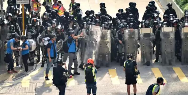 港警中箭,中箭蓝衣