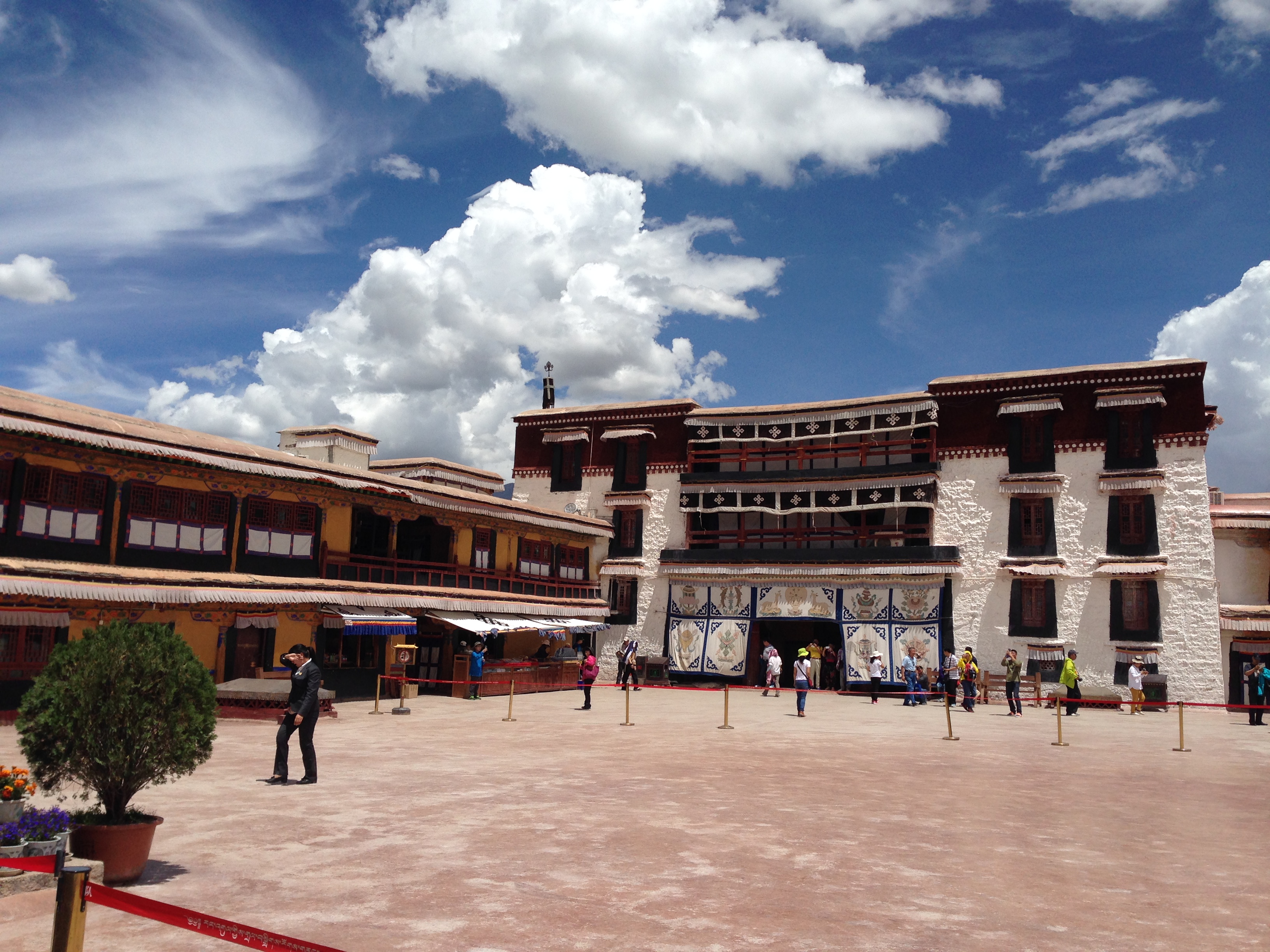 广东自驾游布达拉宫记录,川藏318雄伟的布达拉宫