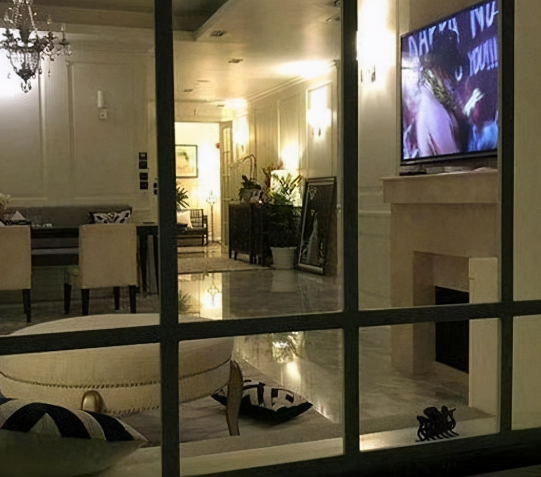 参观人妖皇后宝儿的家，金色浮雕镜子前还有蜡烛，这设计第一次见