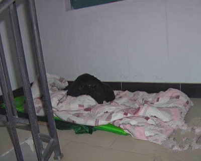 儿子看见母亲衣服痛哭,儿子看母亲用凉水洗衣服