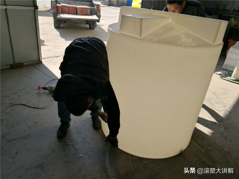 0.5吨日化搅拌罐设备安装全过程,药剂搅拌泵安装全过程