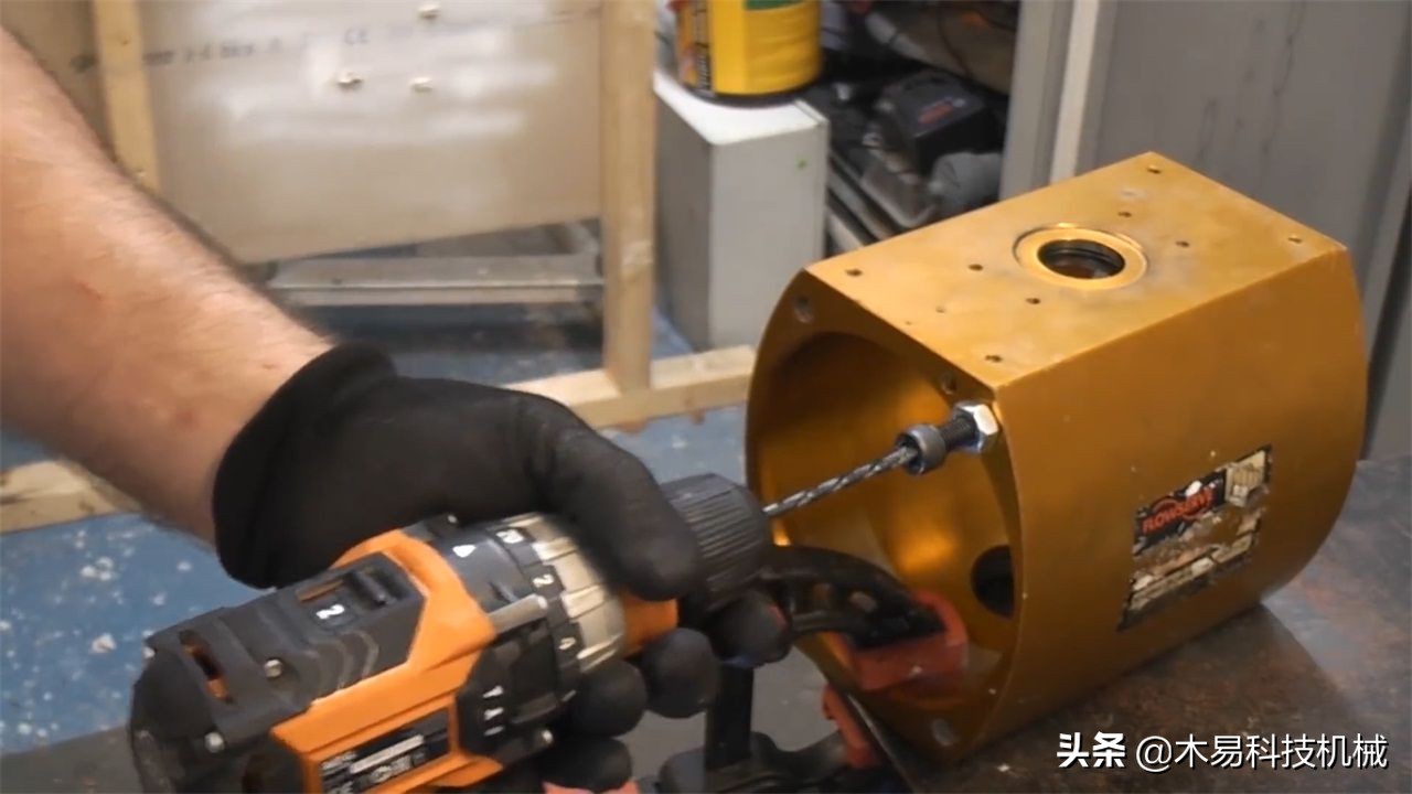 螺丝螺母折断,咋办?看外国“牛人”如何取出