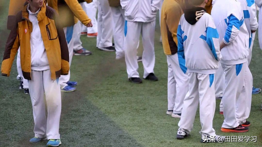 中学统一校服又能怎么样，能攀比的还有很多。如何应对这种攀比