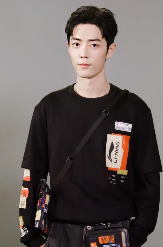 白敬亭代言的安踏鞋的同款,白敬亭同款安踏霸道篮球鞋灰色