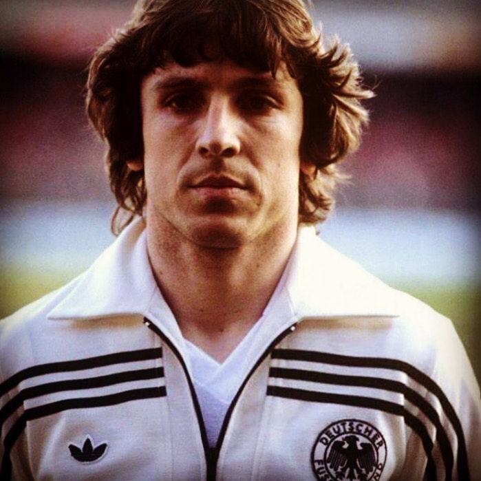 他是德国传奇球星，进球数仅次于盖德穆勒，江湖人称“倒钩之王”