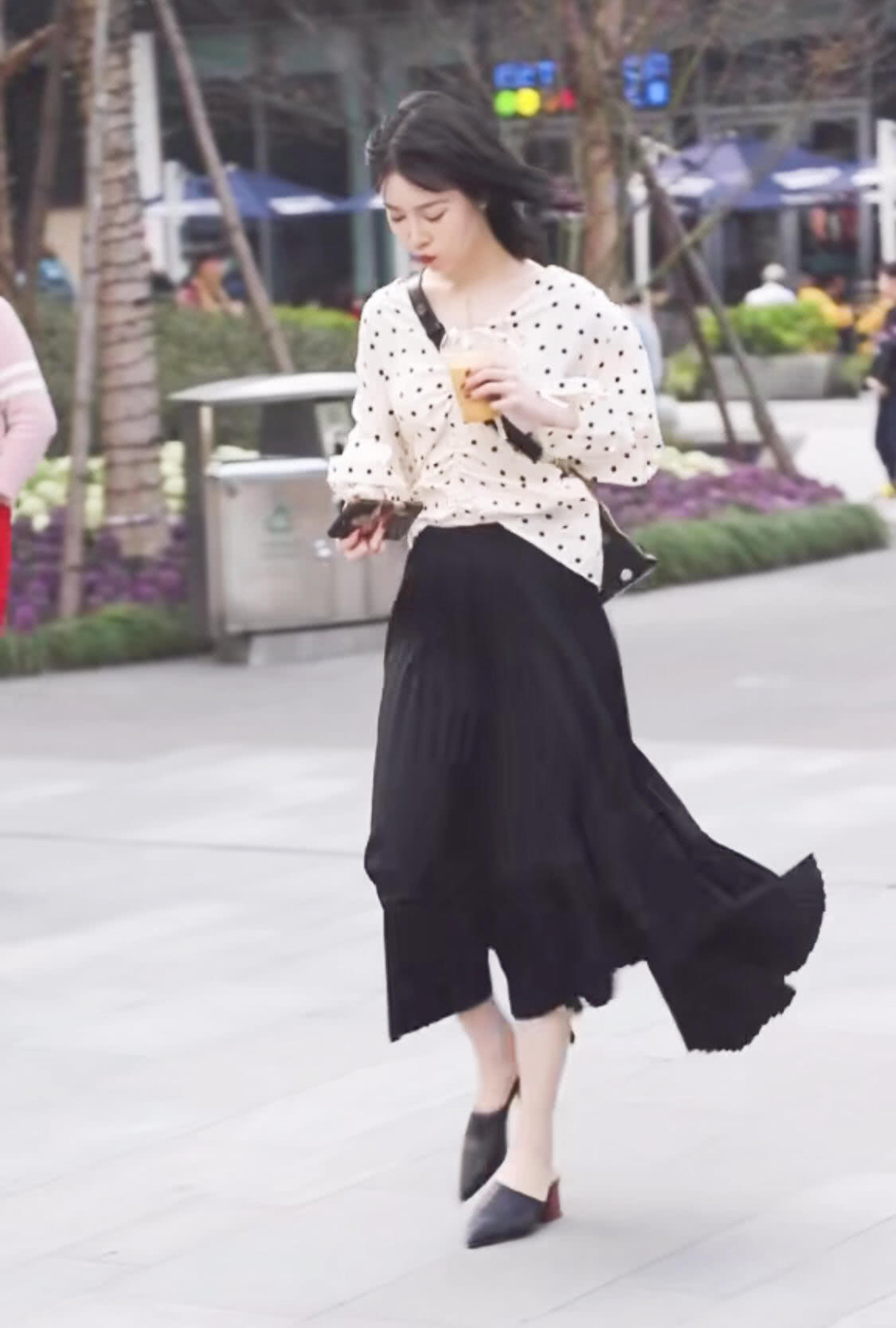 街头火了一双“啄木鸟鞋”，是网红们的最爱，个个都靠它显脚瘦！