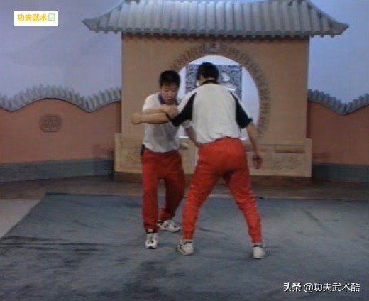 摆拳防守加反击,后摆拳防守反击