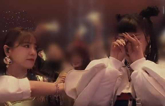 暖心郁可唯唱歌,郁可唯羽绒服蓝色