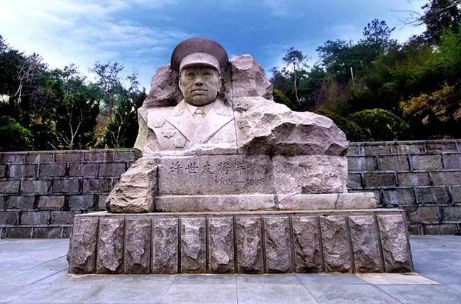 *世友许**将军去世后被特批土葬，范曾题写墓碑，墓前茅台酒瓶堆成墙