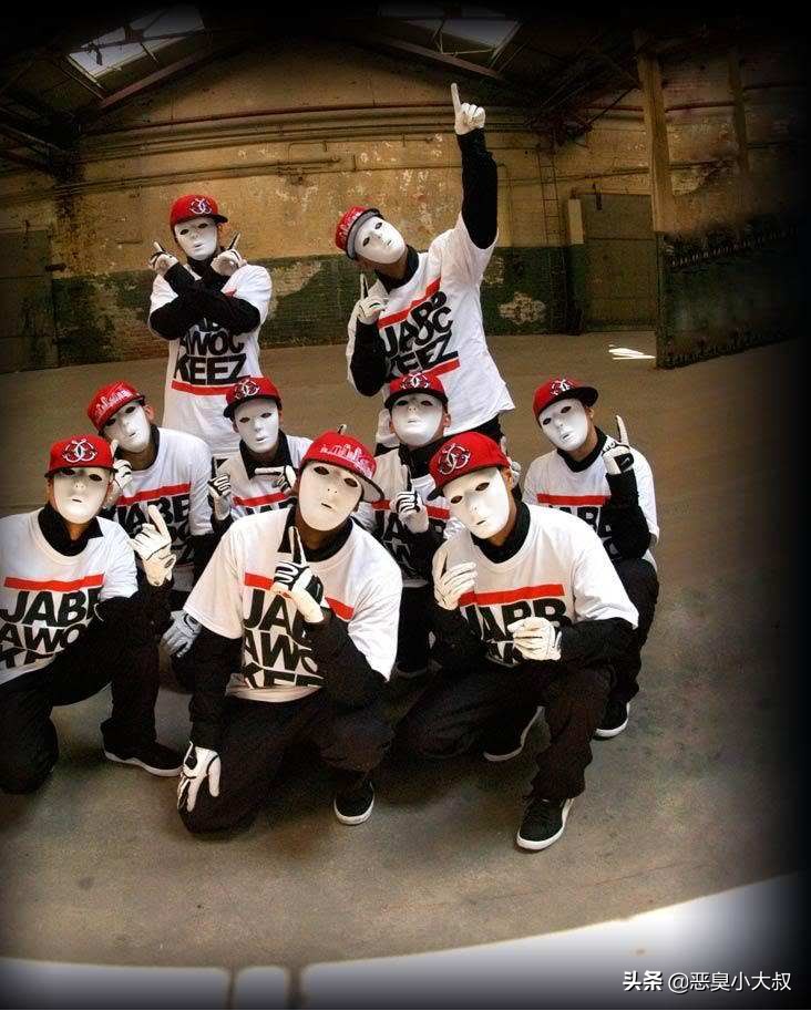 jabbawockeez热血街舞团出场,白手套黑墨镜舞蹈