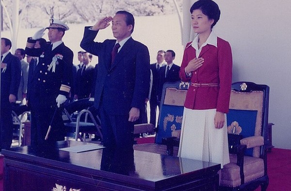 崔顺实和朴槿惠,韩国首富崔顺实