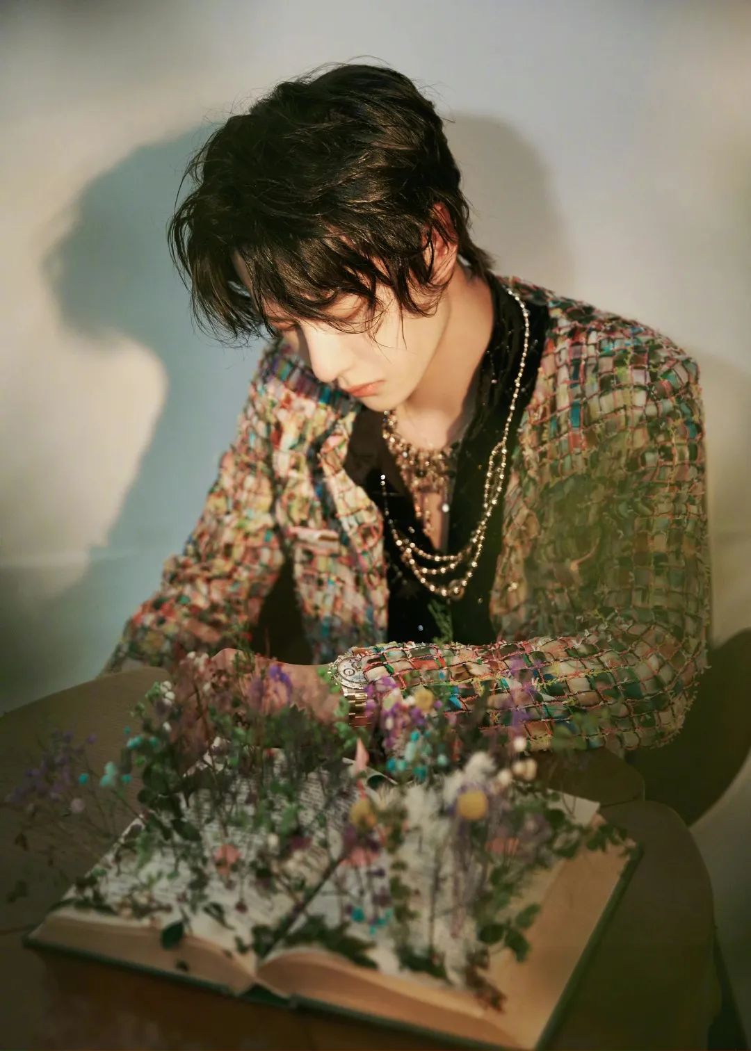 衣品超级好的男明星,王嘉尔穿的蔡徐坤同款衣服