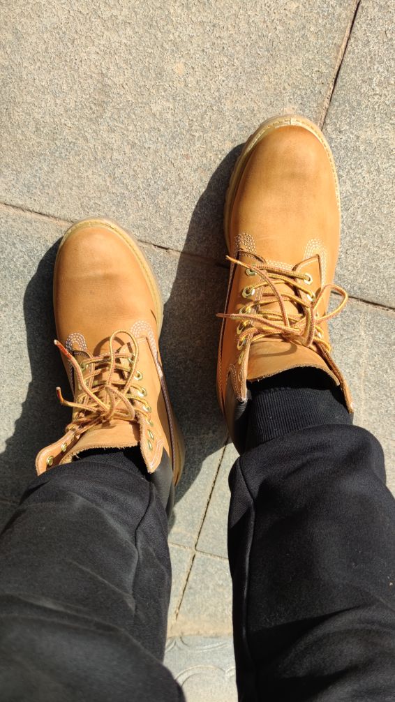 大黄靴滴油在家怎么处理,大黄靴滴上油了应该怎么去除