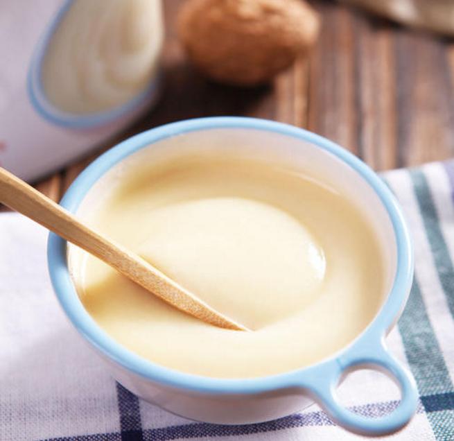 宝宝吃米粉可以用勺子喂吗,宝宝吃米粉吃到几个月可以不吃