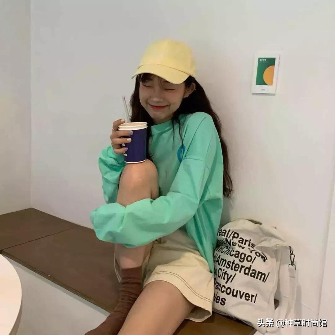 人手一件的卫衣怎么穿才时髦高级,女孩穿什么颜色卫衣洋气