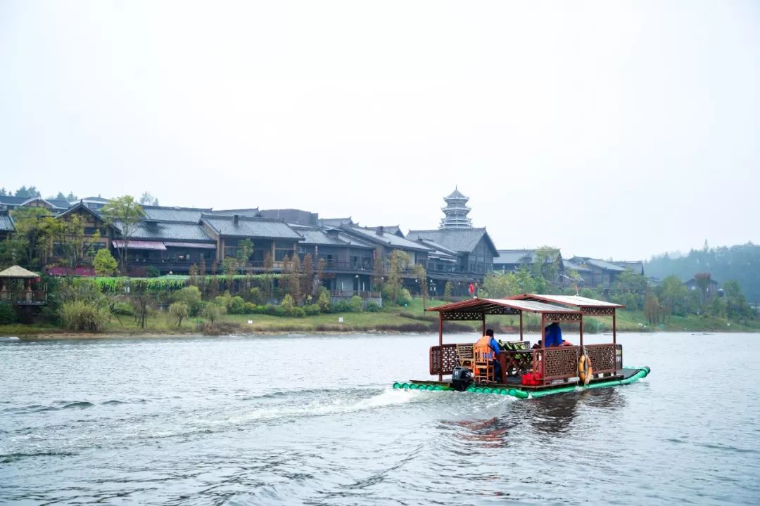 5万人PK酒量饭量胆量!这个饭局水陆两栖震撼上天