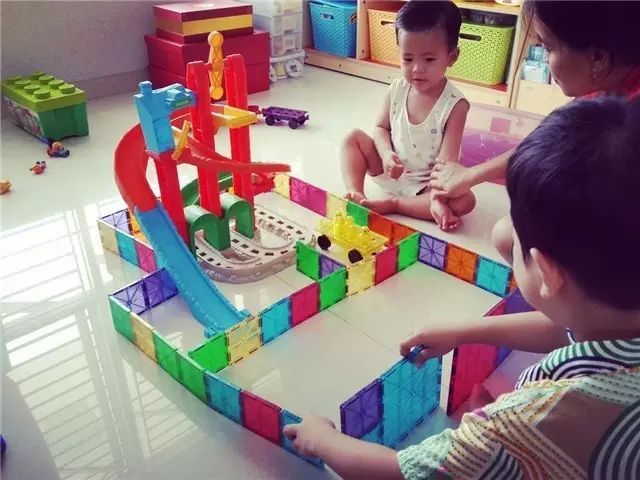 2岁不会说话的宝宝去托班,2岁宝宝不说话送早教班有帮助吗