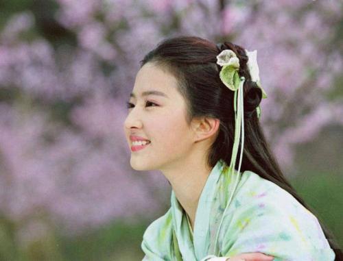 刘亦菲路人镜头下近照曝光,刘亦菲街拍颜值在线