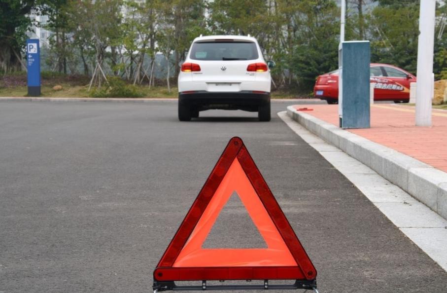 汽车轮胎侧面被钉子扎了怎么办,汽车轮胎侧边被钉子扎了怎么办