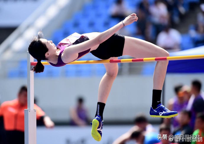 中国跳高女神胡麟鹏比赛现场图片,亚运会跳高女子冠军是胡麟鹏吗
