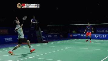 羽毛球反手高远球握拍和发力技巧,羽毛球高远球的打法和技巧