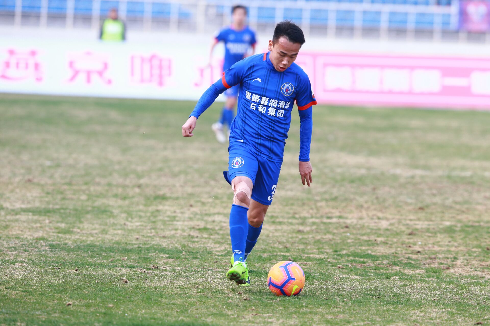 蔡芯宇的足球生涯充满坎坷，受到朴泰夏提携踢上中甲，现在仍寻梦