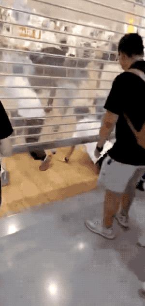 优衣库全员kaws抢衣,全员抢购优衣库kaws是真的吗