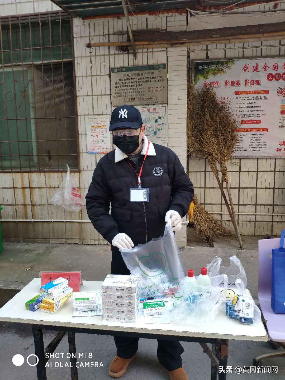 身边的英雄——一位倔强的“跛脚”小区代购员的故事