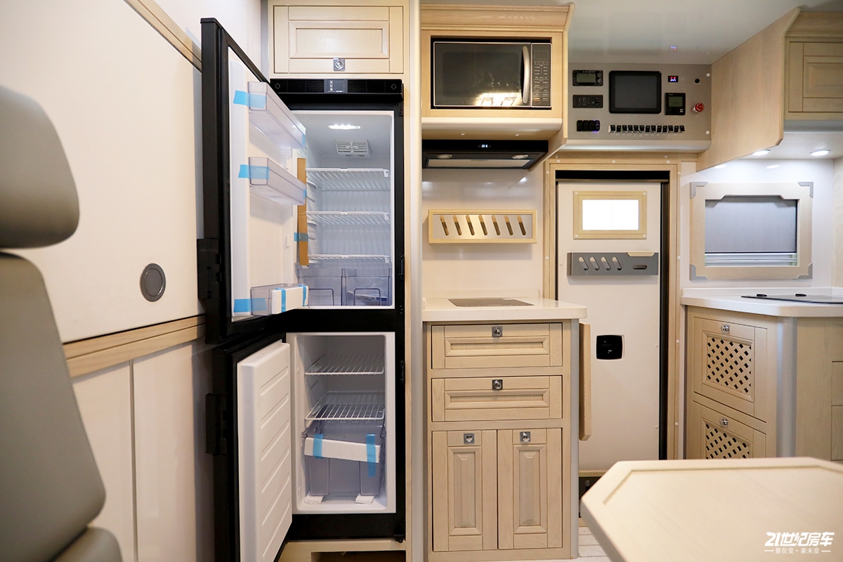 中国创新型的中国重汽越野房车,重汽轻卡四驱房车