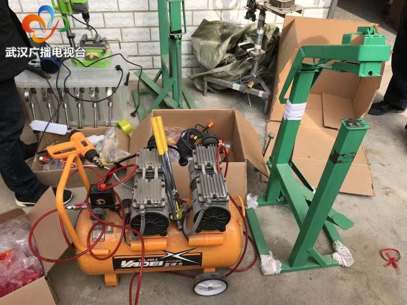 警方端掉一个假酒黑作坊,制假窝点假酒