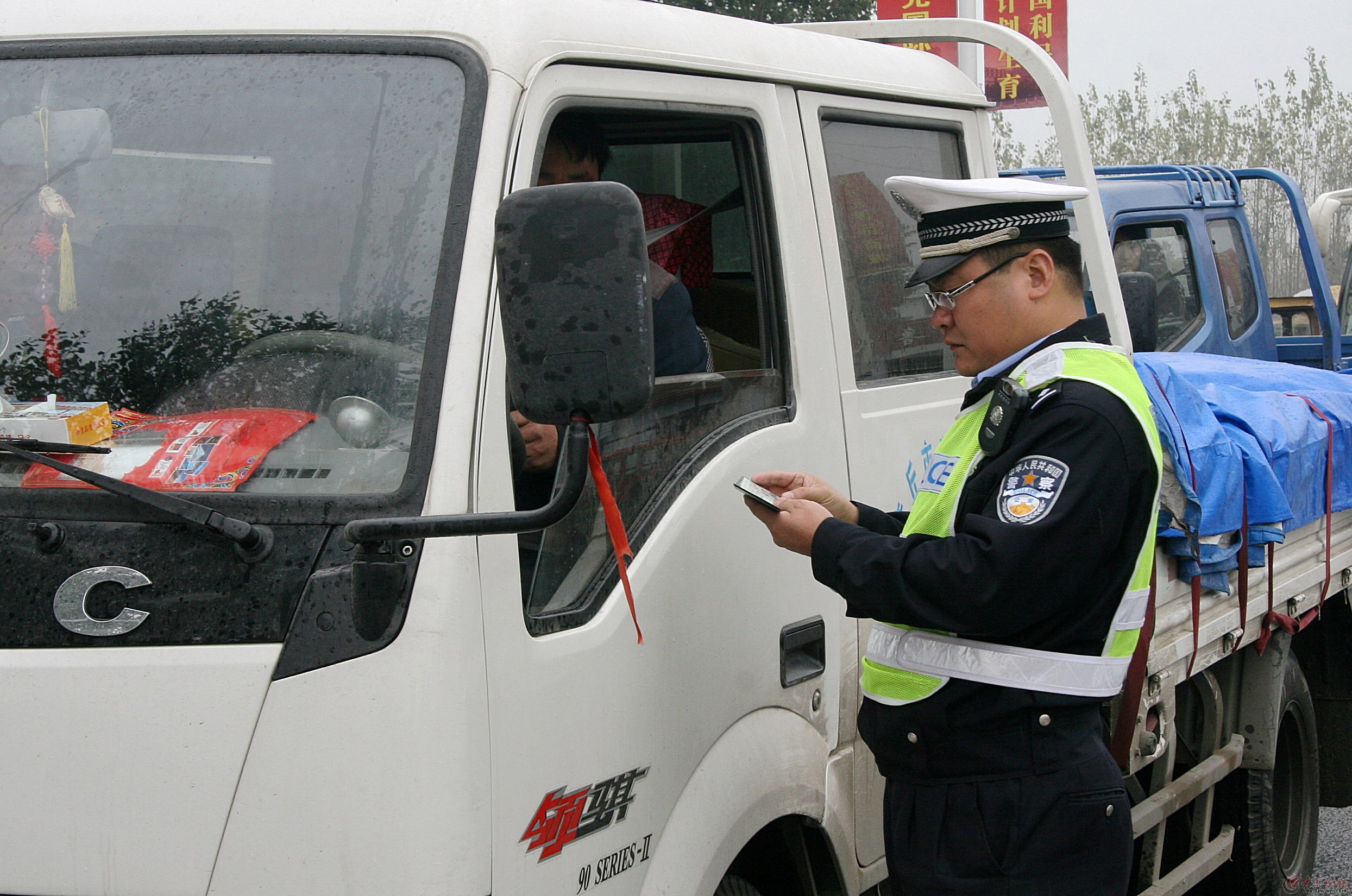 驾驶证忘带被交警查了解决方法,忘带驾照遇到交警查车怎么办