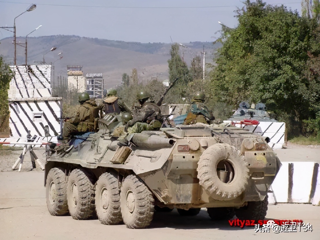 俄军士兵为什么要坐在车顶上?浅谈苏联装甲运兵车和步战的取舍