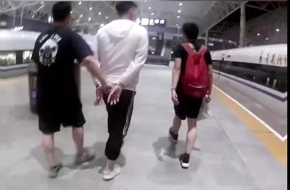 坐高铁霸座被警察抓,高铁上霸座的人被警察抓