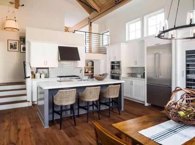 实木地板有些好看有些难看,装了暗色系地板