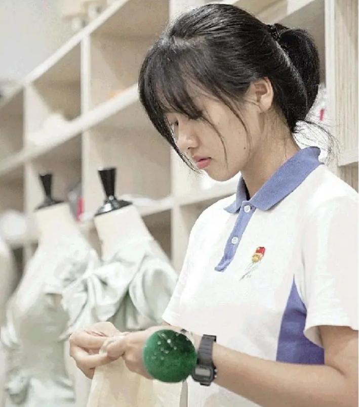 打破对“职校生”的偏见,00后女孩凭借一件衣服,拿下国赛大奖