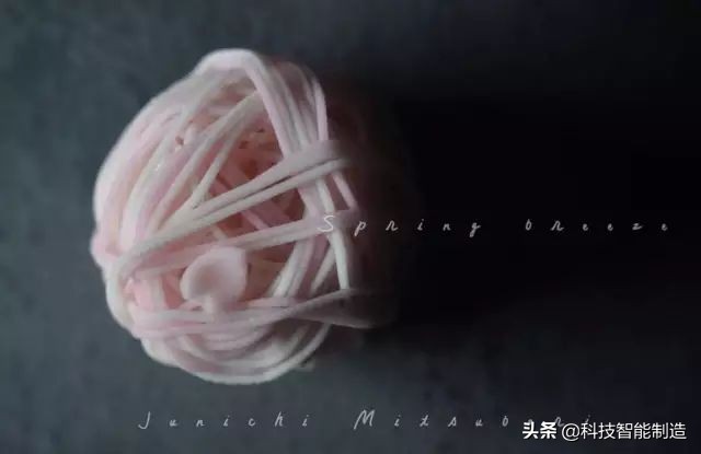 他说自己不是日本匠人，而是和果子艺术家，他做的和果子不忍吃掉