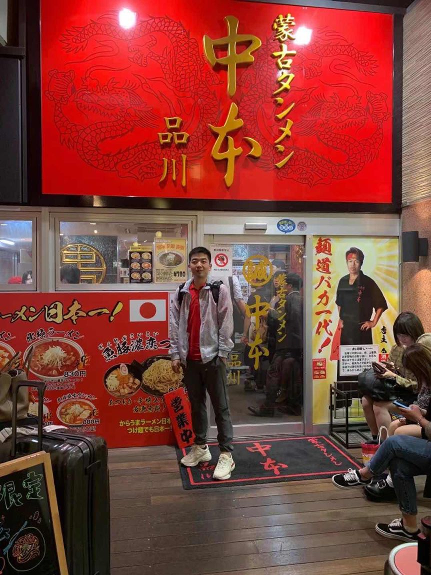 留美学生做直播卖货,帮助华人老移民收入翻8倍,却休学回了国