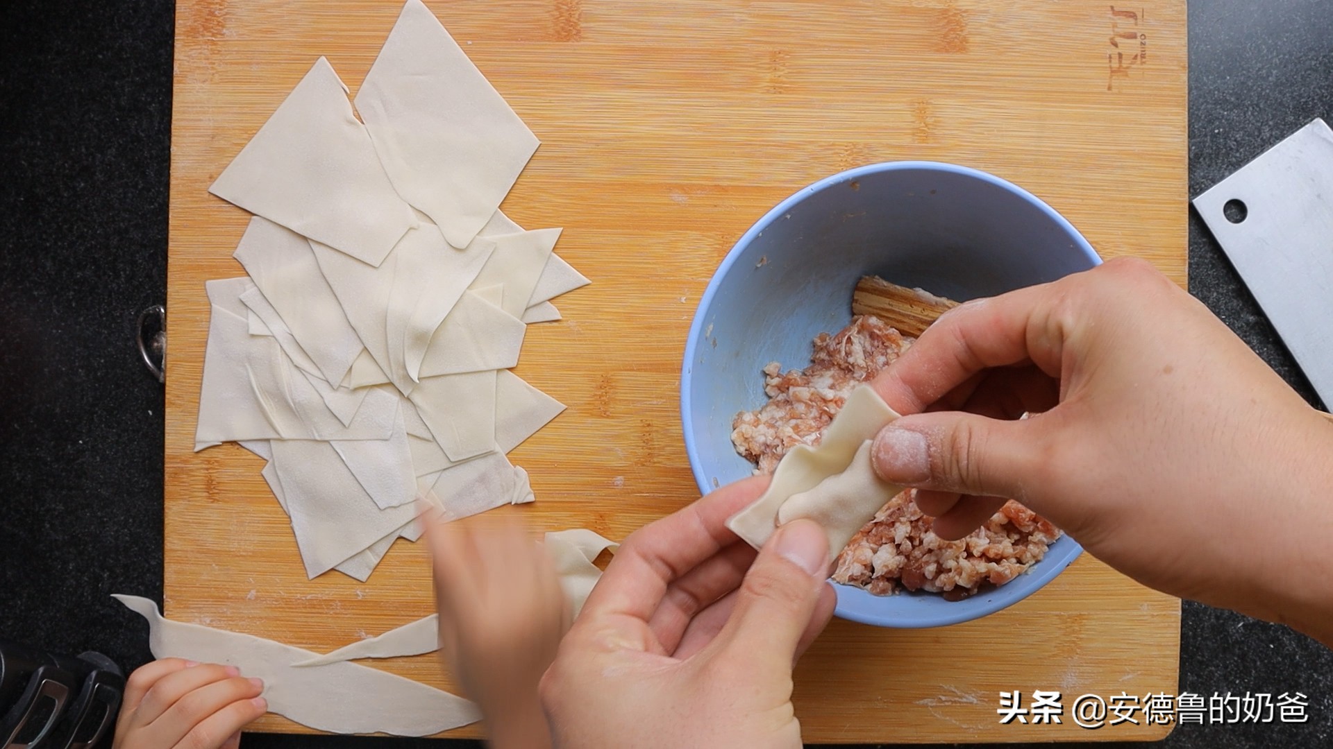 奶爸在家带着娃做馄饨现包现煮真材实料小朋友吃了一大碗