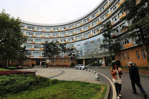 男宿管闯入女生宿舍后续处理情况,男宿管闯女宿舍取消你入住资格