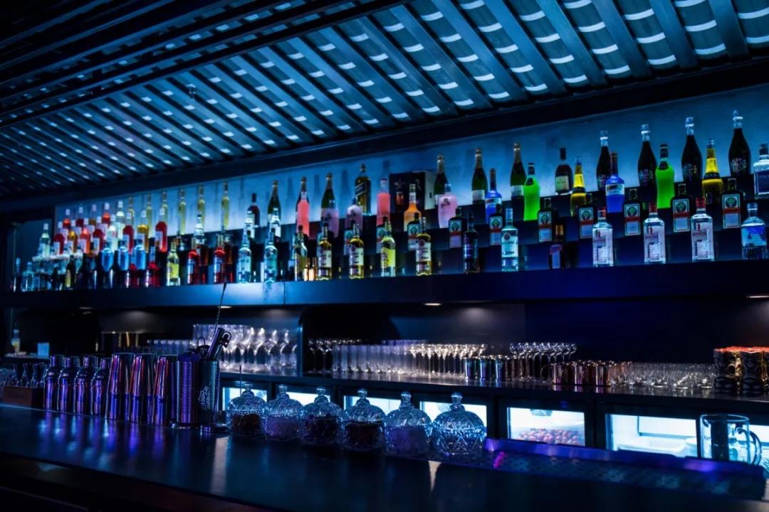 再也不用飞成都了！明星都超爱的贰麻酒馆青岛盛大开业