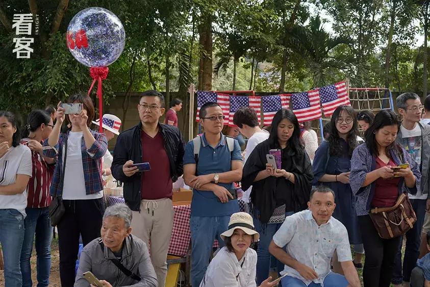 为了娃上学搬到城里,为了孩子全家去泰国读书