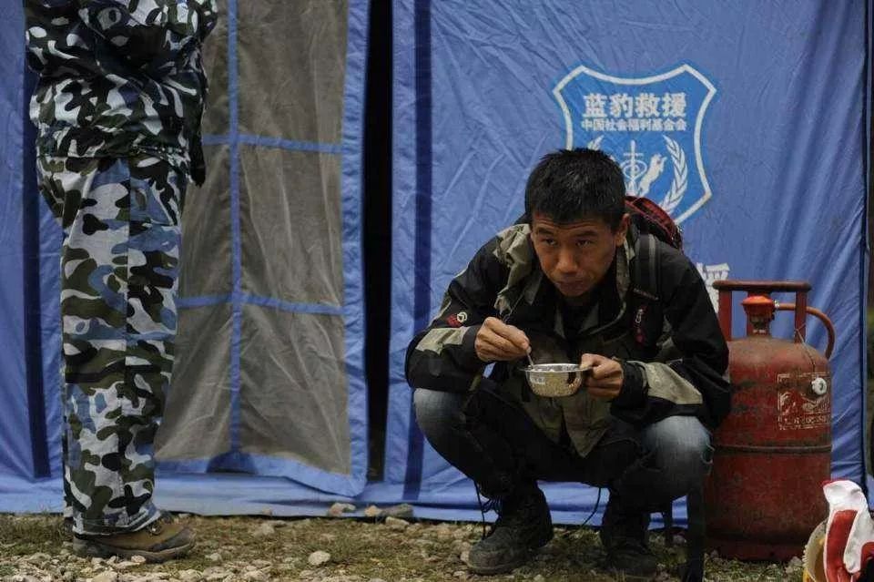 80后山东人闯荡金三角，不惧枪口顶额头，在牛棚直播卖光凤梨