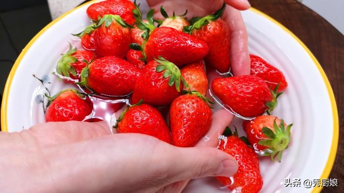 清洗草莓时，直接用水冲大错特错！教你三招，脏东西自己跑出来