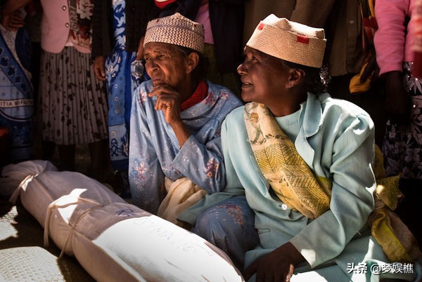 马达加斯加真土豪，红木多得像白菜，做米缸要用紫檀木