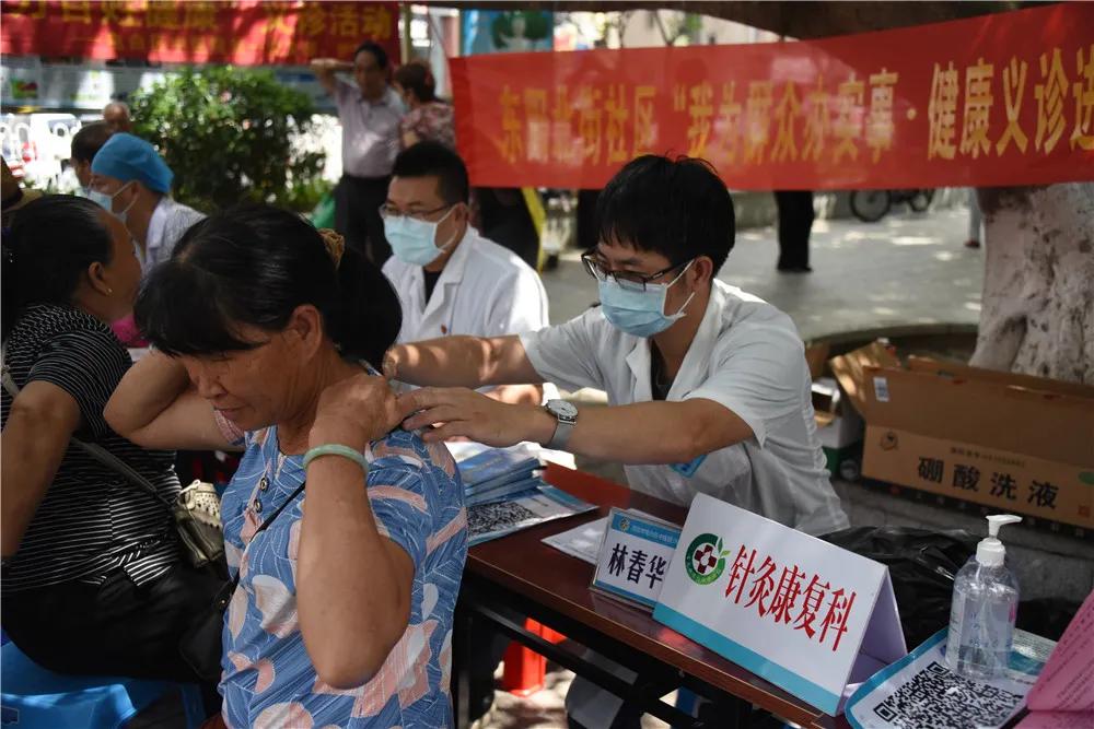 中医义诊进社区服务居民零距离,中医文化进社区健康义诊暖民心