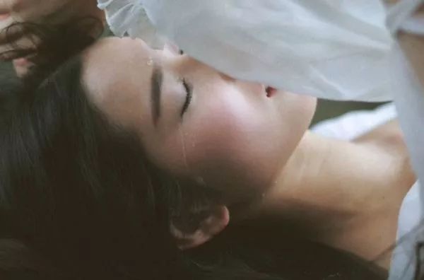 心碎到窒息的古风句子伤感,心疼到让人窒息心碎的句子