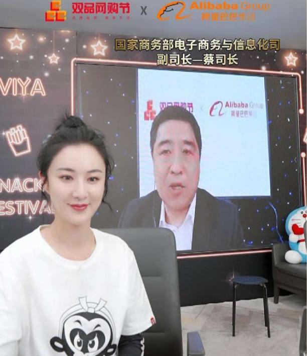 吴昕现身薇娅直播间，一边跳舞一边吃，3分种爆卖6400枚蛋黄酥