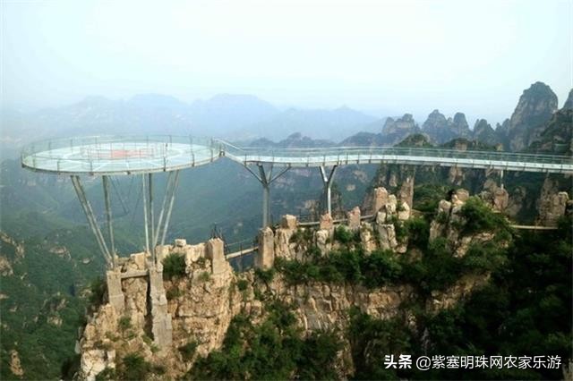 全靠8根钢柱支撑的玻璃栈道你敢挑战吗？保定狼牙山泽疆公寓酒店