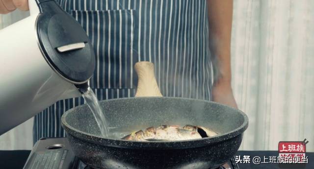 做鱼汤好喝又简单,做鱼汤只需2个技巧