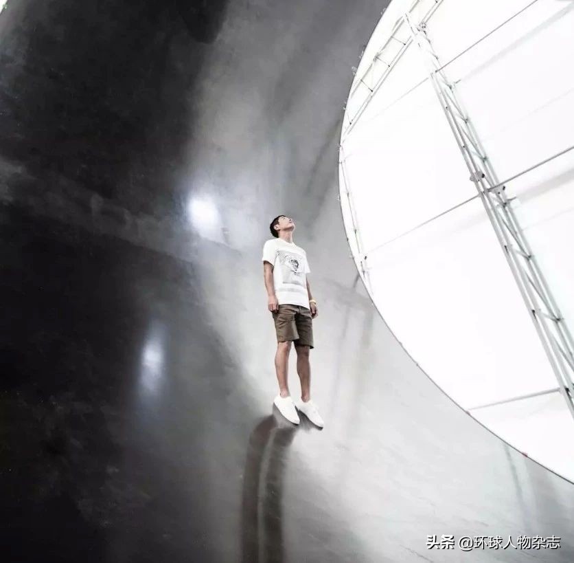 8亿买幅画、18亿包火箭，曾说“钱越花越多”的“日本王思聪”，现在穷到要卖公司了